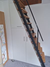 Schrank unter Treppe integriert